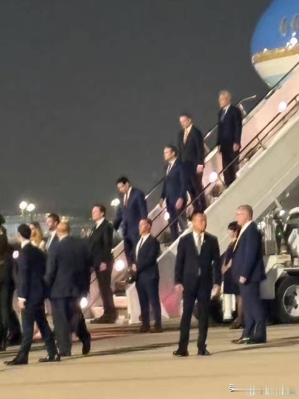 黄仁勋作为一个华裔能够美国资本圈子，上层社会，屹立不倒，不是没有原因的。从这