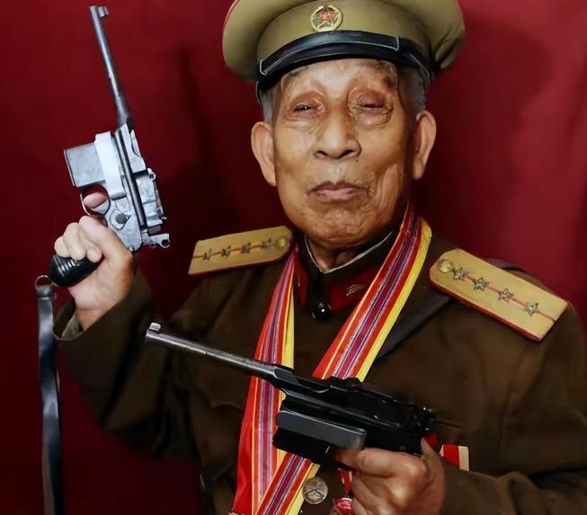 山东一老人持枪70年，邻居发现后吓得赶忙报警，警察上门收缴时，老人却放话，这枪你