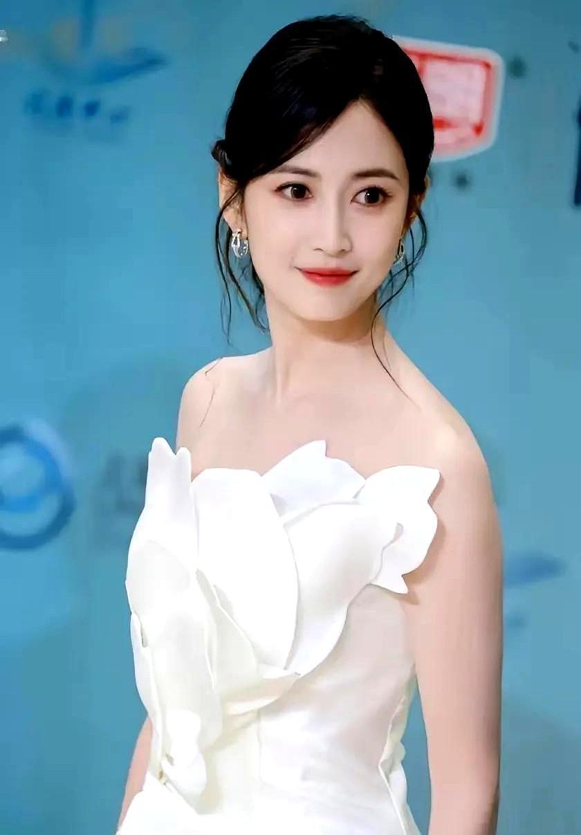 陈钰琪没火?不是没人看,是观众早就不想看她演公主了。她在杭州咖啡店端盘子,穿