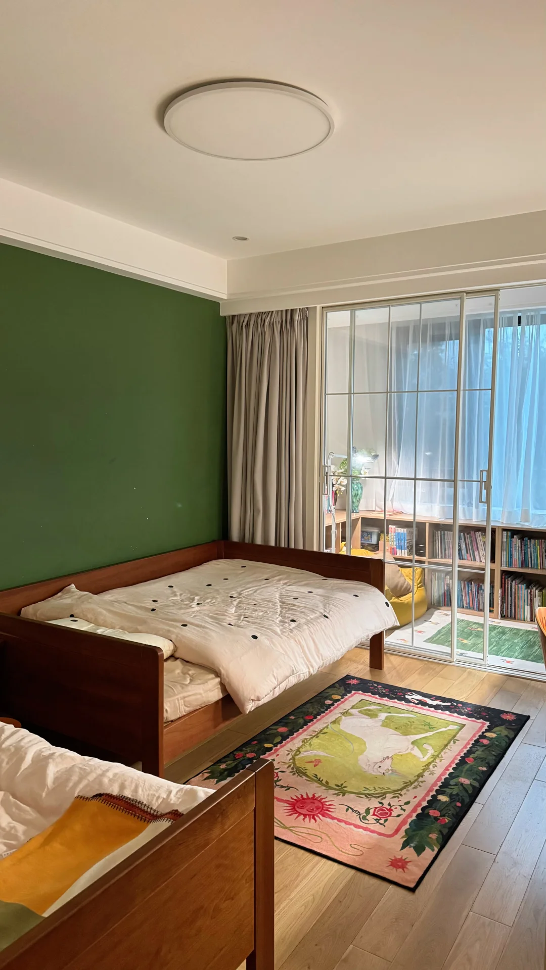 儿子偷偷和我说，同学都很羡慕他的房间