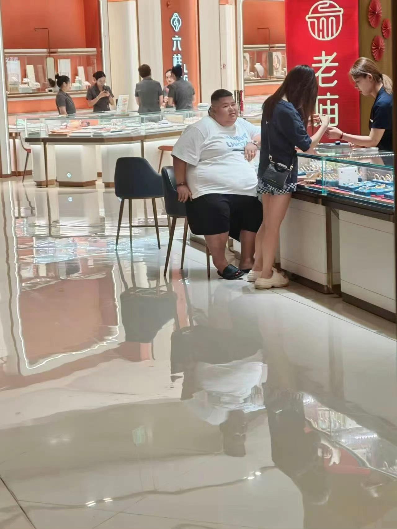 在公园里点外卖，多少有点儿欺负人了。​刚一外卖大哥打着电话带着哭腔拎上一兜外卖