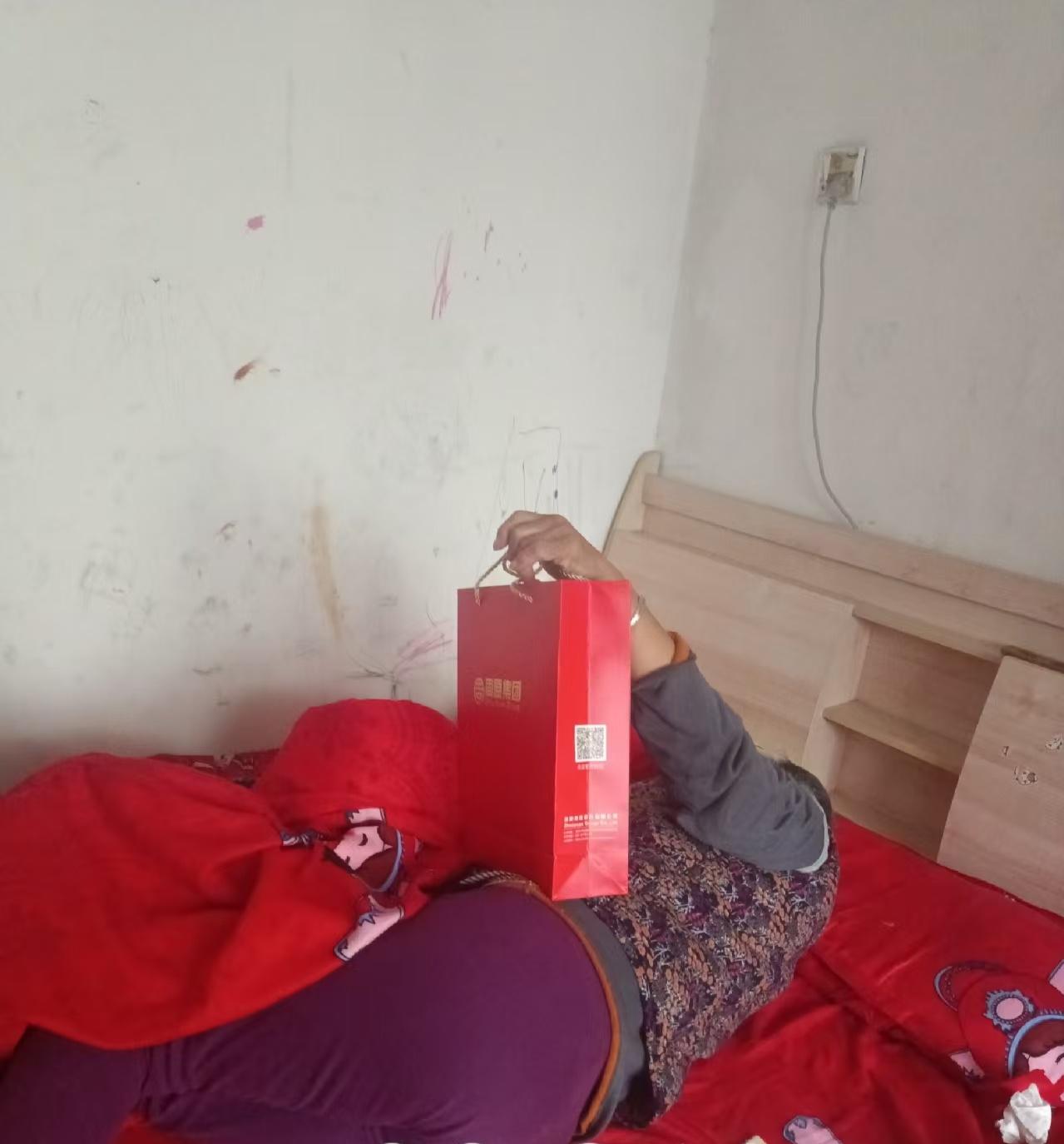 今天重阳节，公司买了面条，经理让我们送到孤寡老人的家里，原本意在关爱独居老人，结