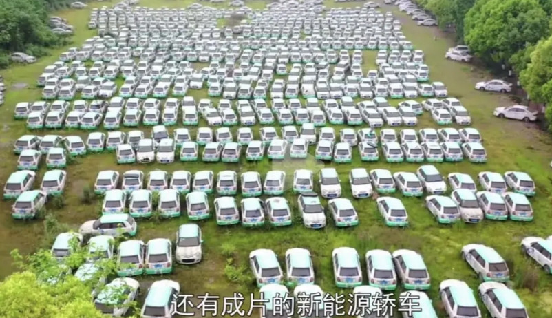 重庆有一个小伙子在使用无人机拍摄时，他发现了一个停满汽车的仓库，密密麻麻的汽车全