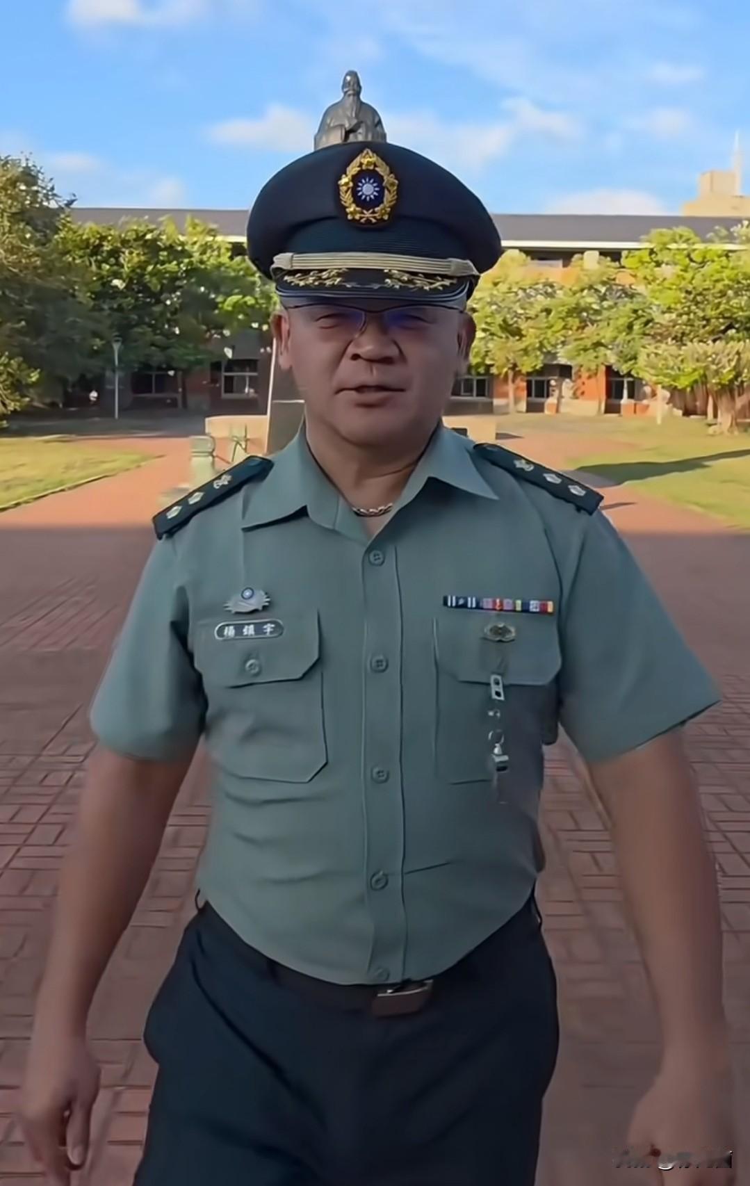 台军夏季陆军军装。整体色调为深绿与绿灰色，显然在色彩纯度上做了低调处理。其帽子延