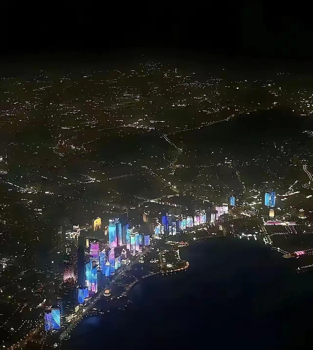 看这建筑的排列，这才是真正的一线城市，很好奇周围黑漆漆的地方有建筑吗