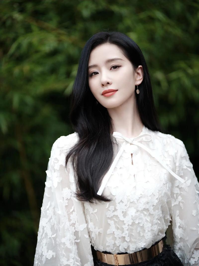 演员郭晓婷说：“我在剧组拍戏有个原则，就是一般不加其他演员的联系方式，记得有次拍