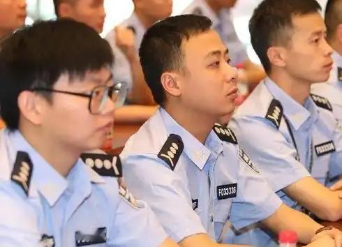 辅警当警察有三种途径：1，参加公务员考试公务员考试（国考/省考）是主要途径