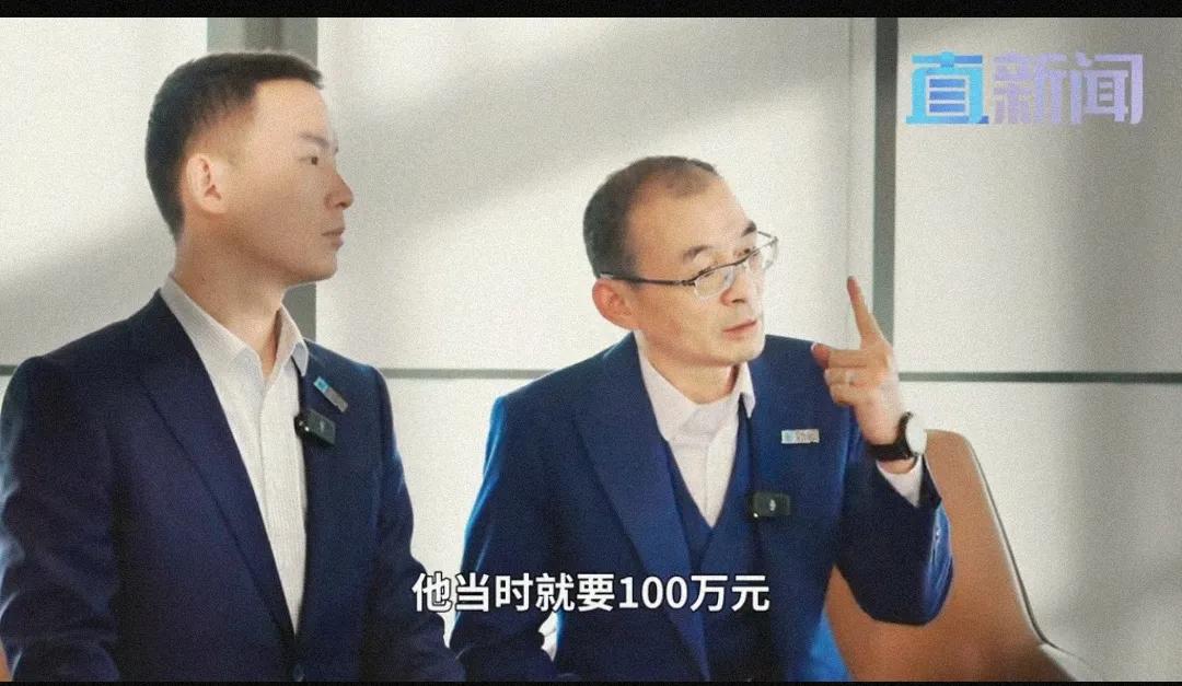 天哪！2002年的时候，谢浩男爸爸为了找谢浩男，就给了骗子100万，他家也太有钱