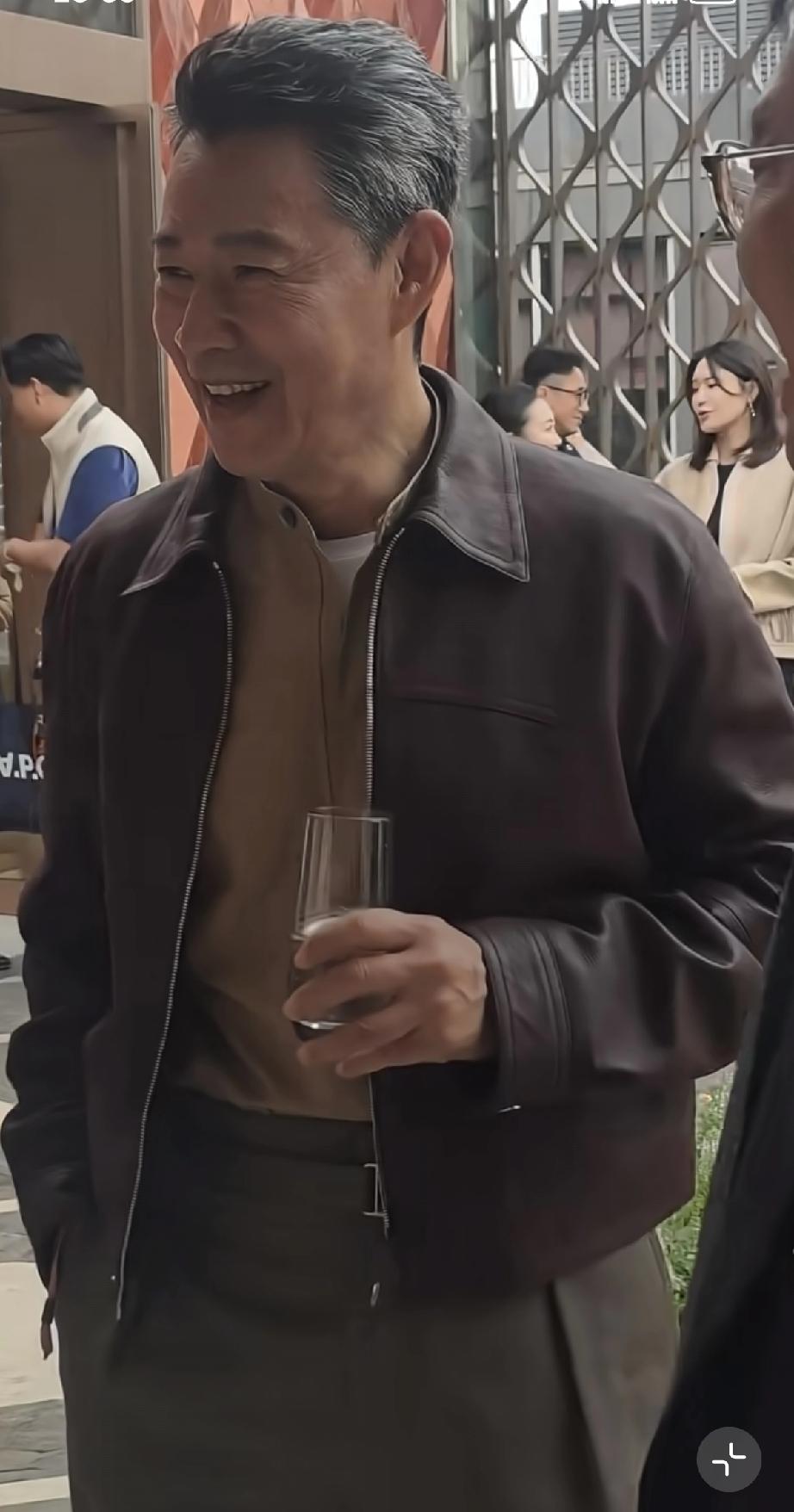 4月2日，张丰毅与段奕宏一起现身北京三里屯参加爱马仕开业活动，两位昔日的男神都老