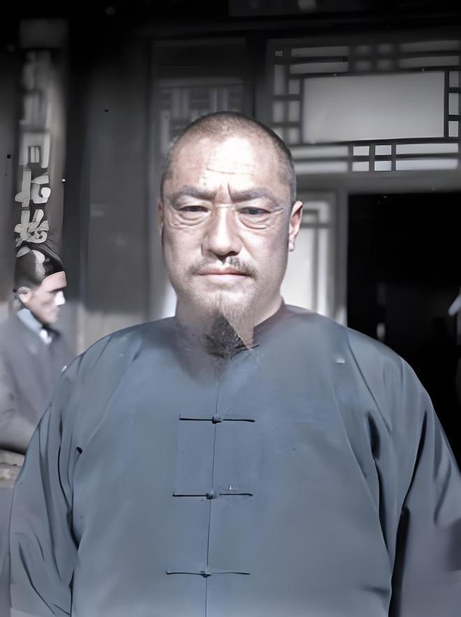 1930年秋，甘肃甘州提督府东院。夜色中，两百余名全副武装的西北军官兵鱼贯而入。