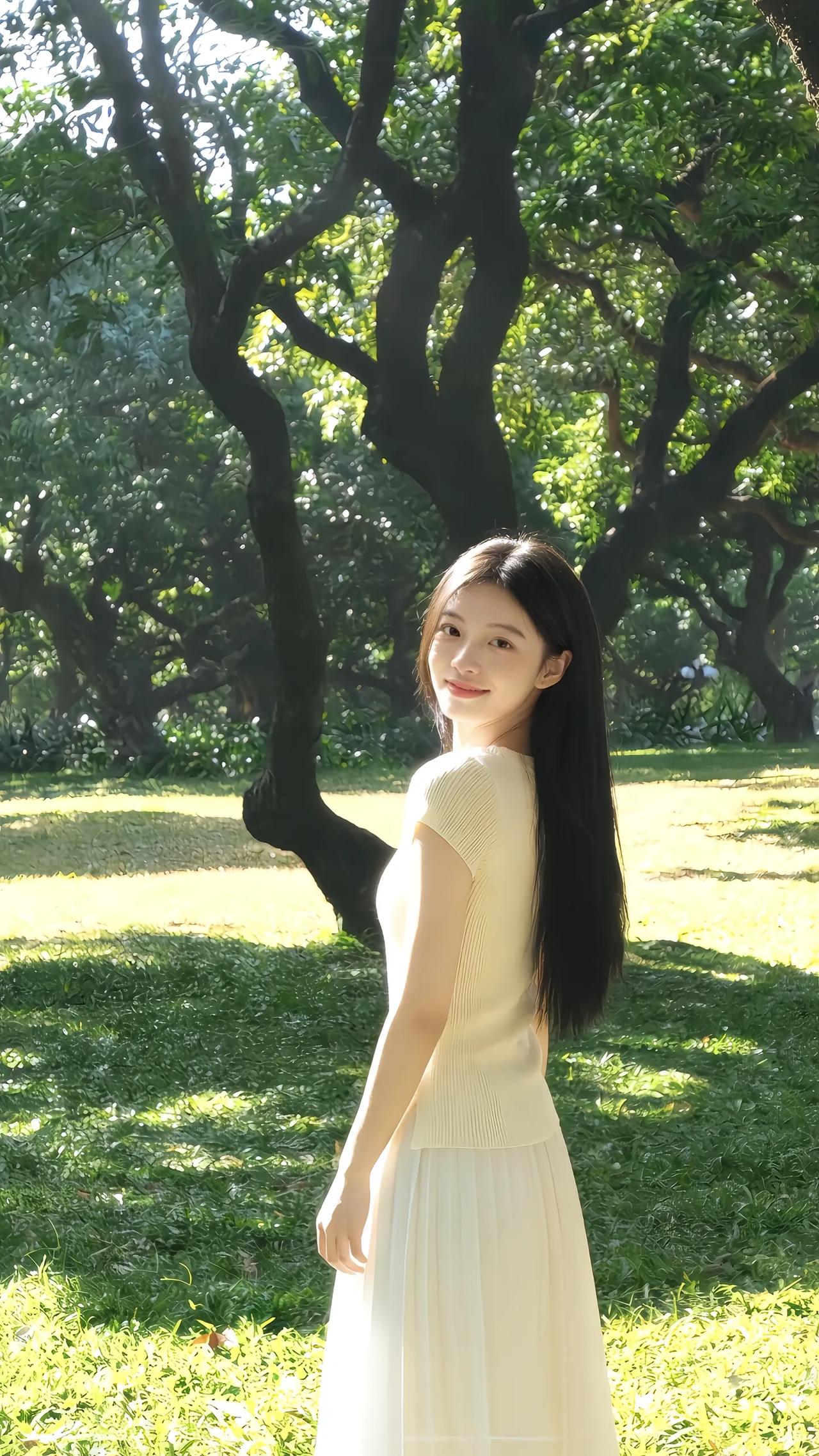 绿树阴中人影长，笑语盈盈暗香来。