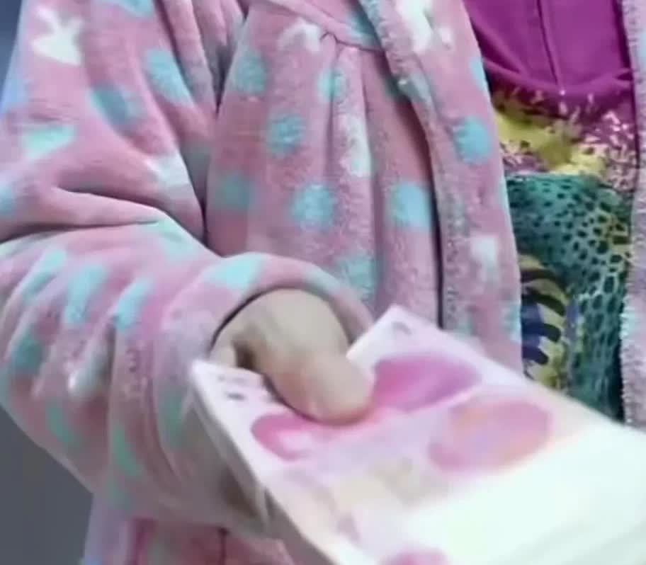 6月30日，有已婚女子在网上公开透露：结婚11年，婆婆每月都要把自己的退休金1万