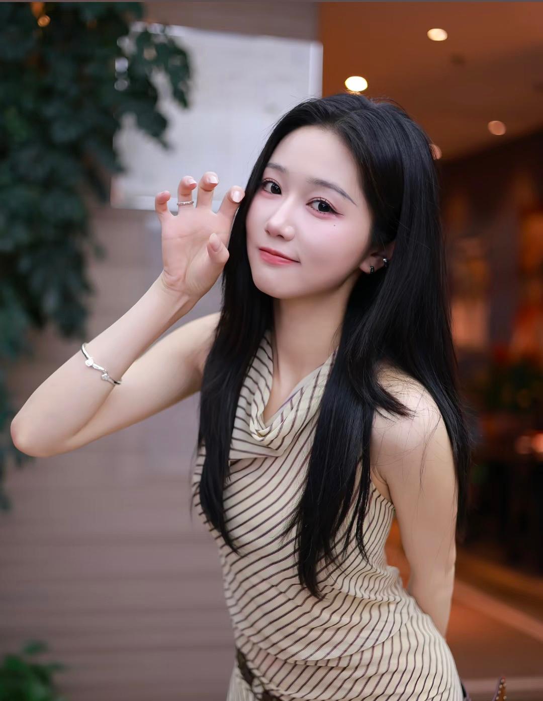 鞠婧祎现在应该是和吃了苍蝇屎一样难受，不是在大热天拍戏难受，而是她的万花世界还没