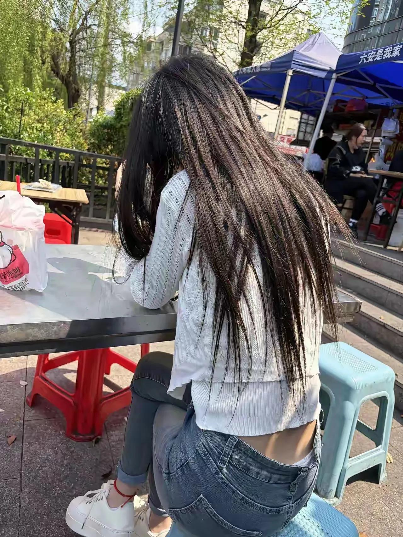 一早起来，我就想找个安静的位置，低着头，把脸遮起来，静静的坐一会。