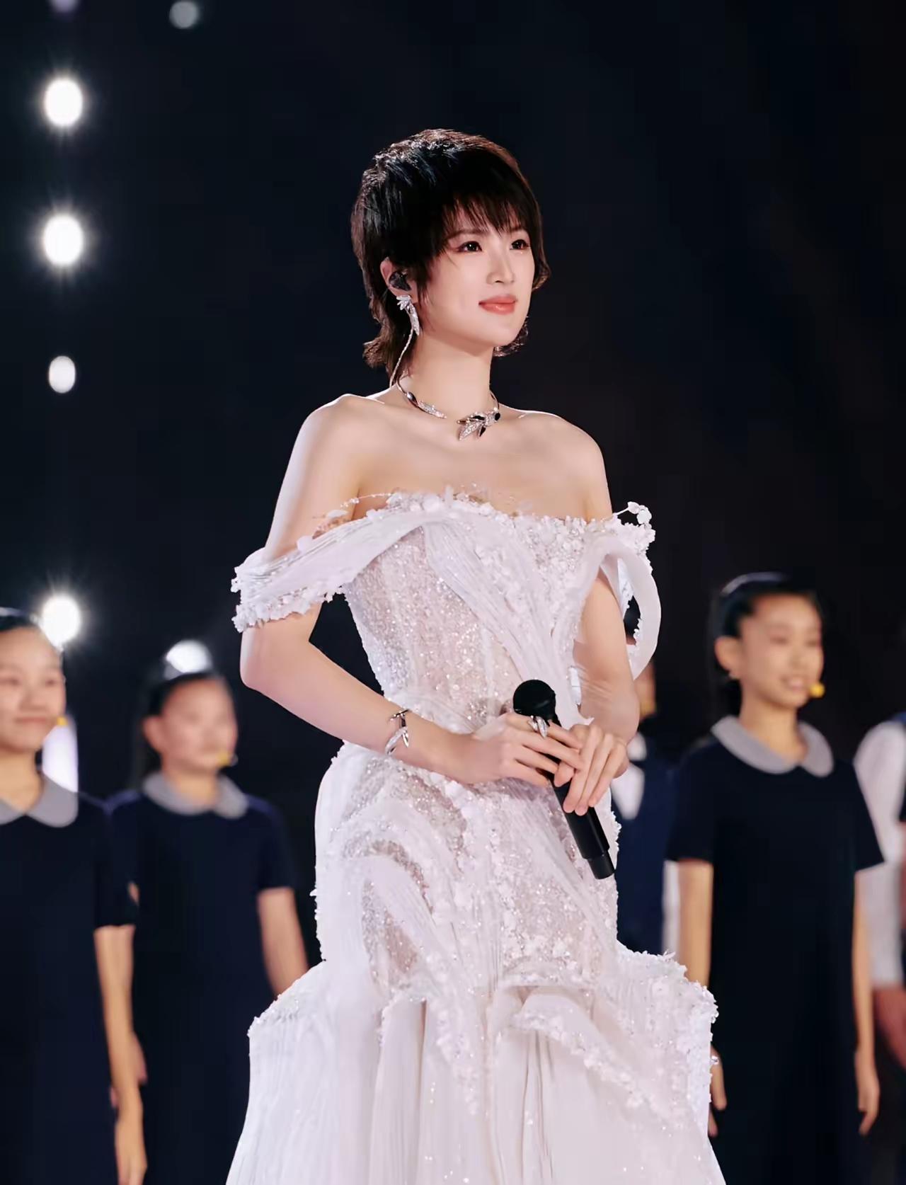 这就是顶级豪门里的“长姐如母”吧！以前大家看姚安娜，总带着“二小姐”、“进军娱乐