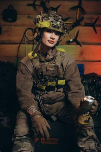 图文：16岁入伍，现年21岁的乌军女无人机操作手已确认击中超过250个目标全