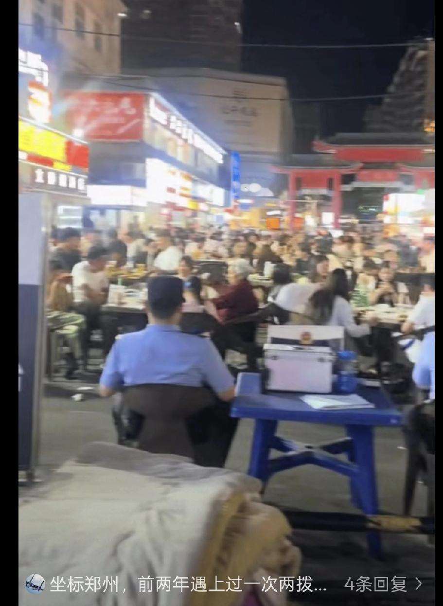 新乡西大街“监烤员”火了！夜市撸串秒变文明考场笑疯了！河南新乡西大街，最热