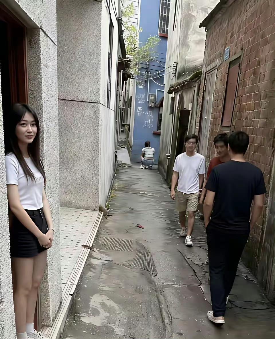 这张里面有一位便衣，大伙猜猜是哪位？