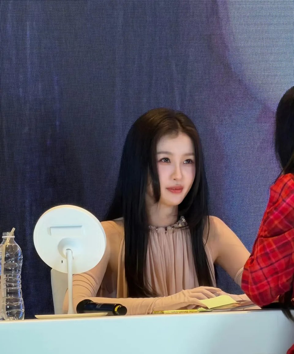 虞书欣换个发型吧，还有这穿搭太土了