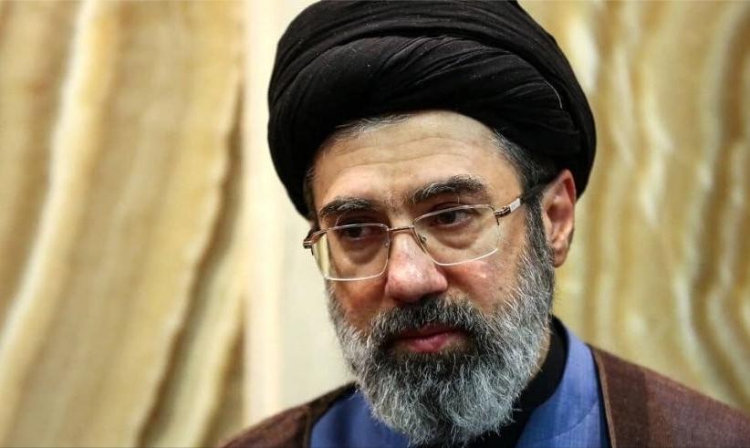 路透社证实，伊朗最高领袖穆杰塔巴·哈梅内伊面部毁容、腿部重伤！很多人以为领袖带伤