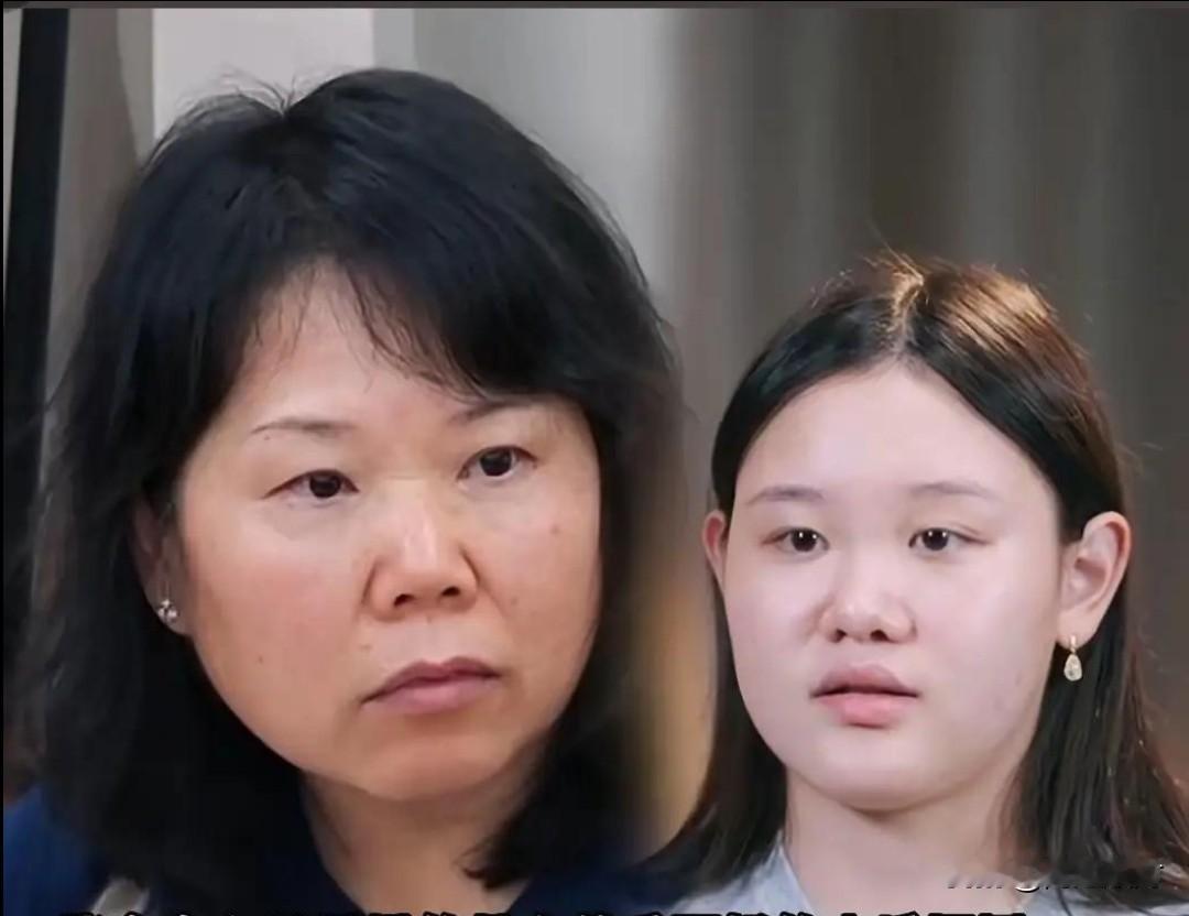 张家齐的妈妈对女儿不满意的原因很简单，就是因为不爱。据说4岁之前是爷爷奶奶带，