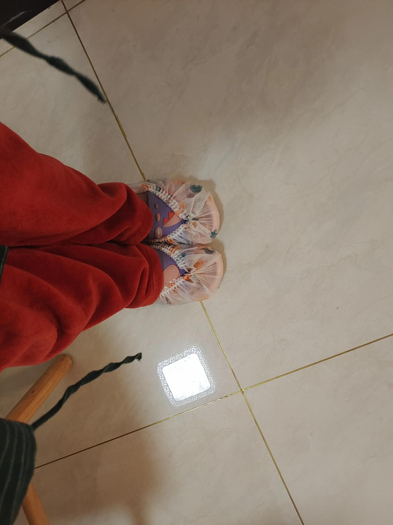 我发现了一个解决厨房地面脏的方法，一定要分享给大家！不知道有没有人跟我一样，