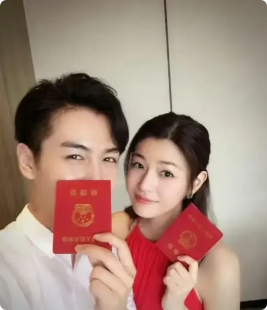 陈晓这波离婚风波可谓是越扒越精彩！结婚官宣的时候结婚证拿倒了。杨丞琳为好友陈妍