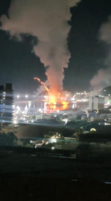 突发！开战！美军突然轰炸委内瑞拉，大批美军特种兵乘坐直升机，突袭委内瑞拉首都，抓