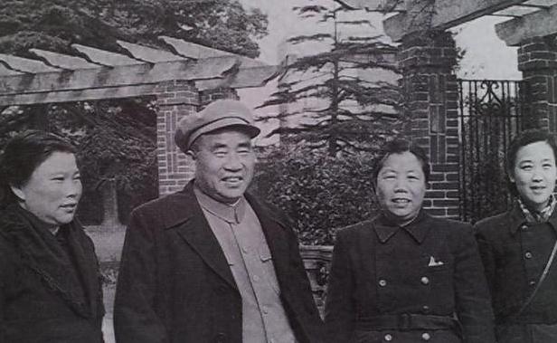 1953年，朱德去邓子恢家做客，见到12岁的邓苏生，在旁边倒酒很诧异，忍不住问道