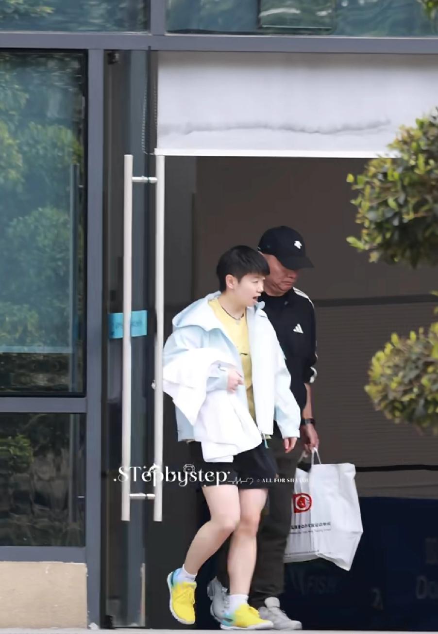 莎莎最大的底气来了，小杨来陪老孙了，有种娘家来人了的感觉，多少球迷激动地眼