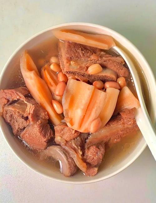 湖北武汉旅游，美食吃啥？看这家餐厅！武汉江南别院美食推荐：1、弯骨野藕汤、