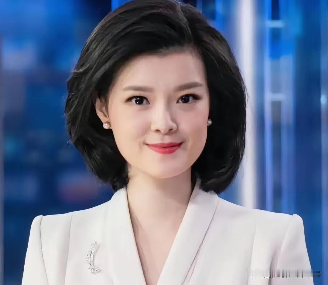 而李红身材高挑颜值出众，是“名副其实”有口皆碑的大美女，两人各有千秋，本人认为