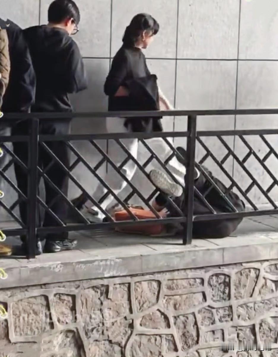 最近江苏某地隧道里发生的一幕，让人心里很不是滋味。一位老人走在人行通道上，不小心