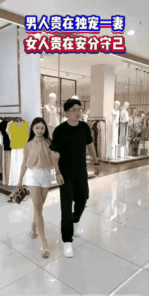 这美女也太没边界感了一看就是见谁都想上去抱一下