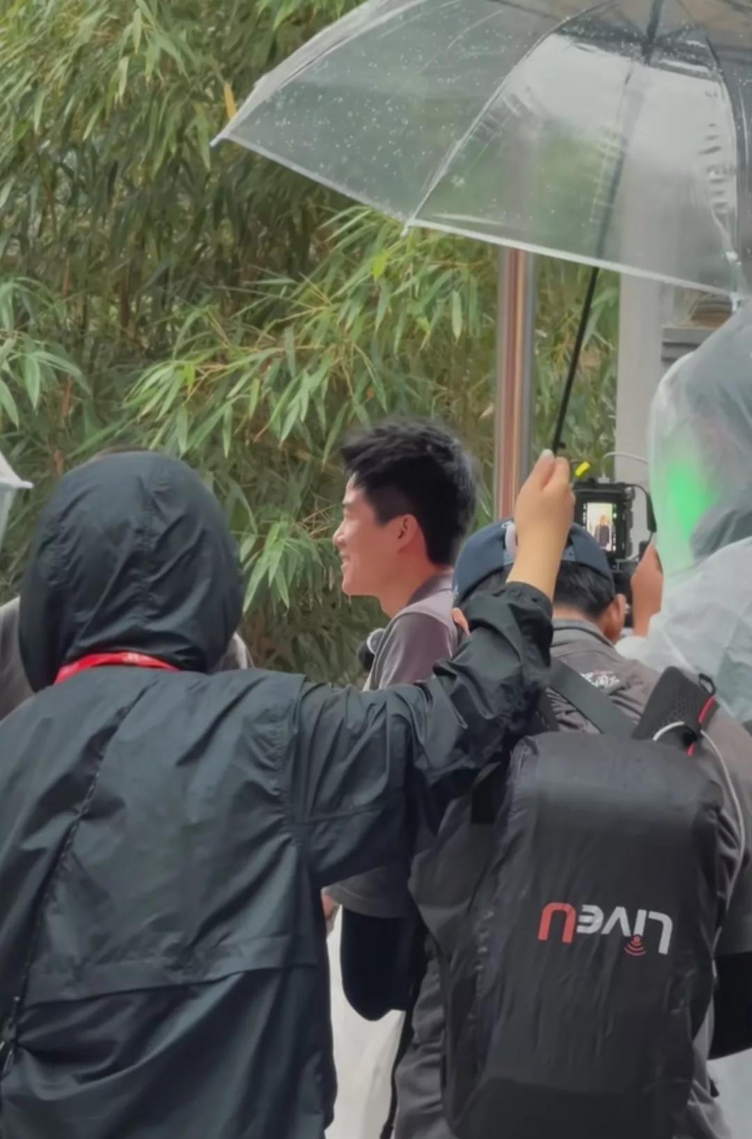 终于知道现场的朋友情愿冒雨等也不愿回家，昨晚与辉同行的幕后，原来还发生了这么多故