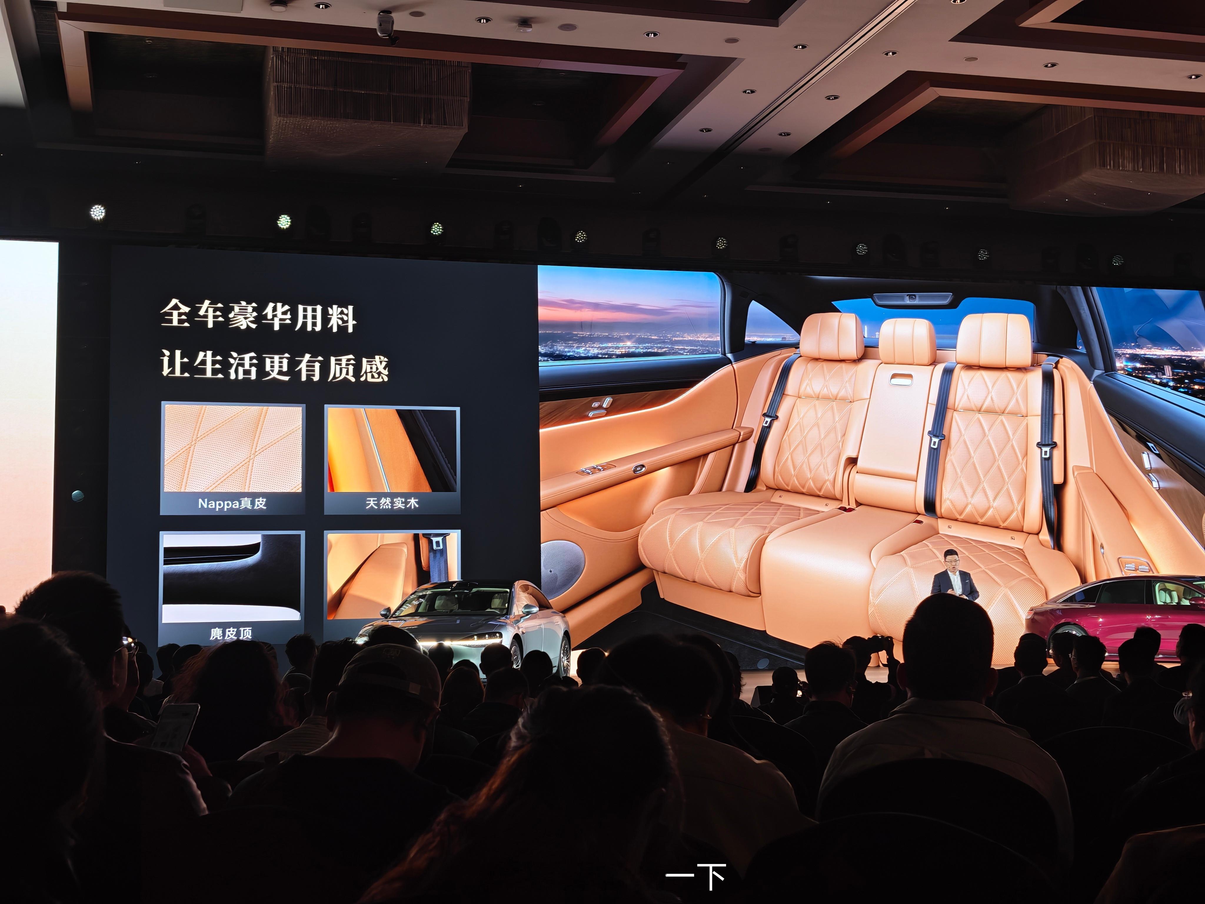 享界S9的车内用料也是也是相当豪华，，而且前后排都标配了座椅的通风加热按摩