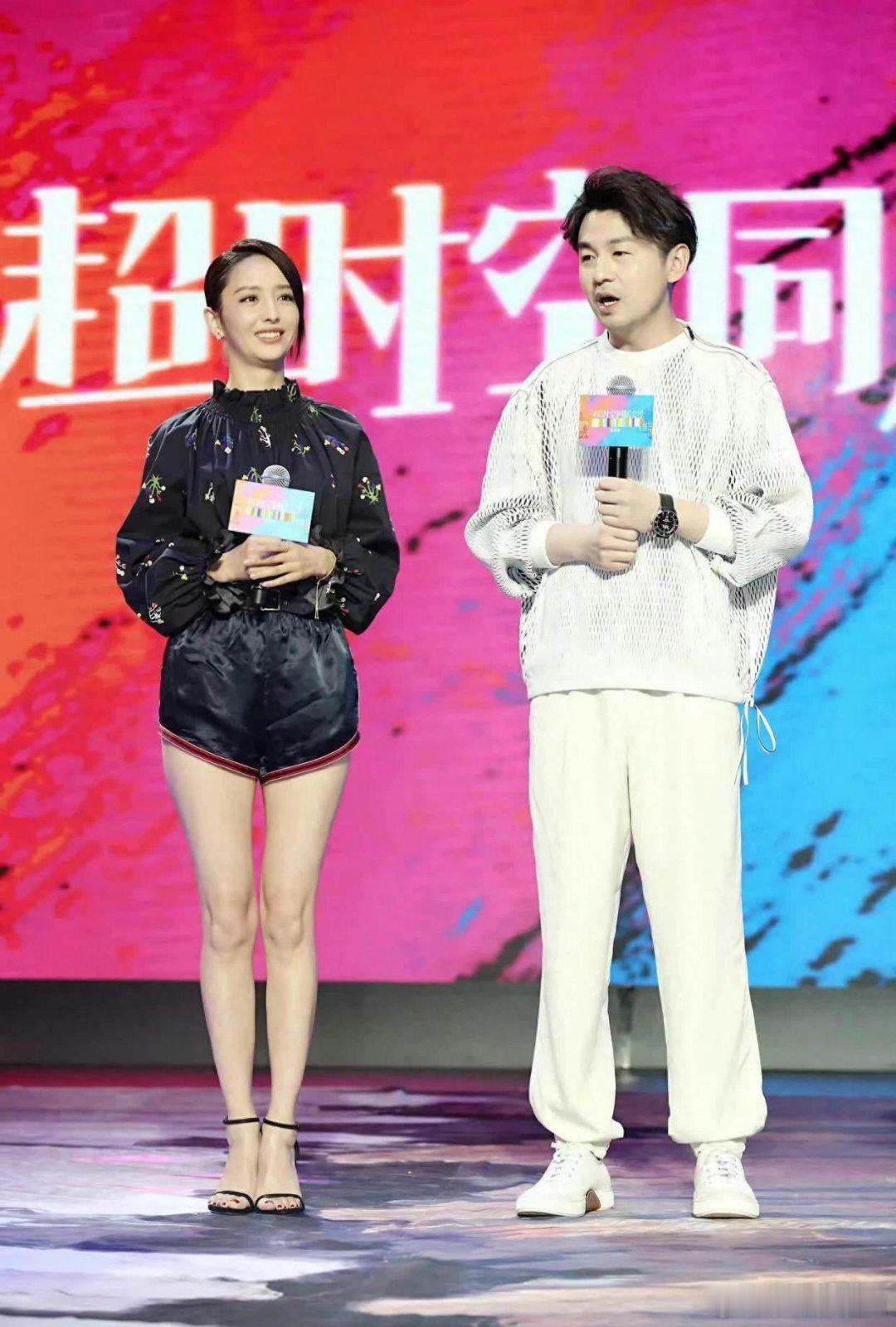 佟丽娅这条短裤也未免太夸张了点吧？不过她脚上那双一字带高跟鞋，配得那叫一个绝