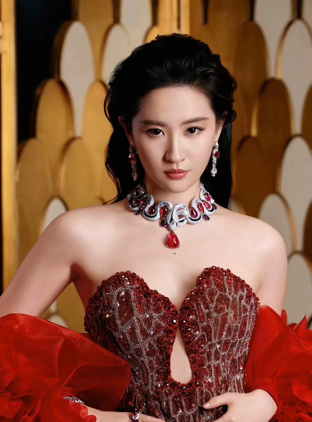 刘亦菲的颜值胜过珠宝高定，脸在江山在的典型代表。#明星刘亦菲#