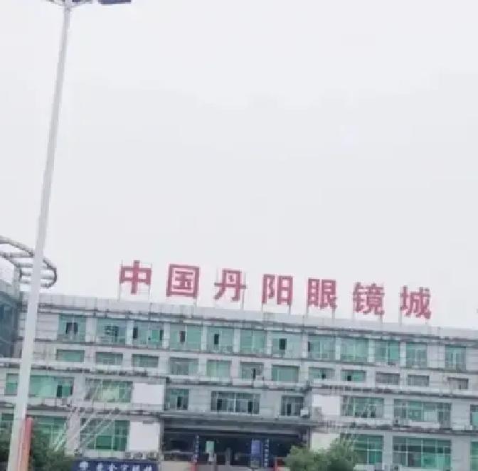 外甥在眼镜店干了六年，昨天一句话让我愣住。他说店里卖大学生七八百的眼镜，成本