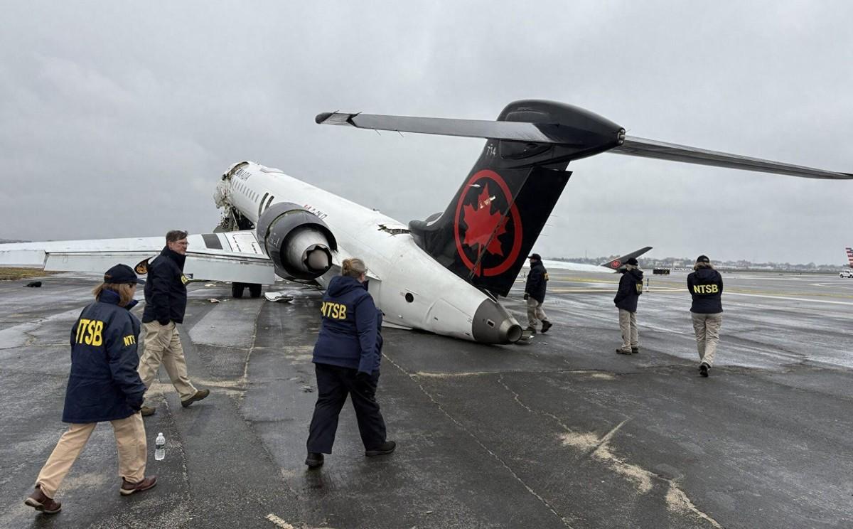 “谁能想到”美国纽约，一架刚落地的国际航班还没停稳，竟在跑道上被自家的重型消防车