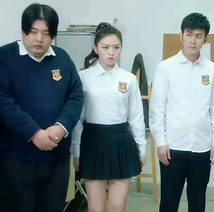 田曦薇早期带着婴儿肥，差点没认出来，和现在简直判若两人