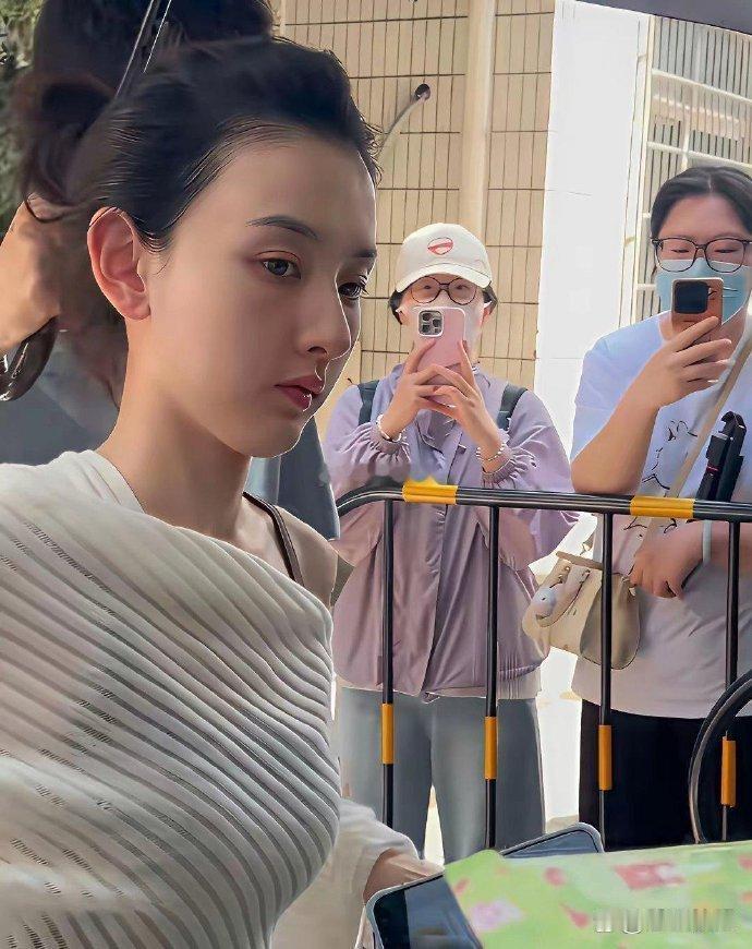 宋祖儿的素颜好突出