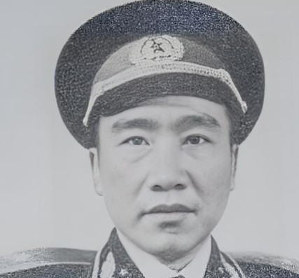 1955年授衔时，他一把拽下肩章，扬长而去，并誓言：‘死了不穿军装下葬！19