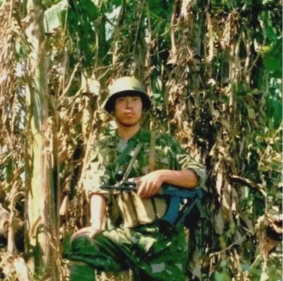 这张照片拍摄于当年的老山前线，照片中这名战士是名侦察兵，他在前线为期一年零三个月