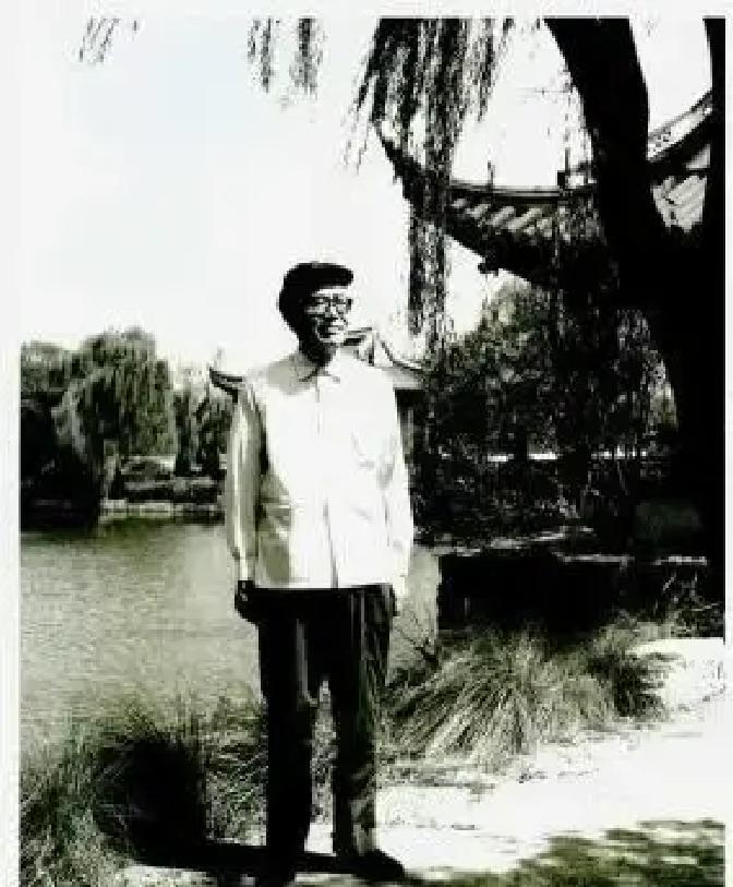 1975年6月，张闻天同志获准迁居江苏无锡。同年8月，他同妻子刘英及养女来到无锡