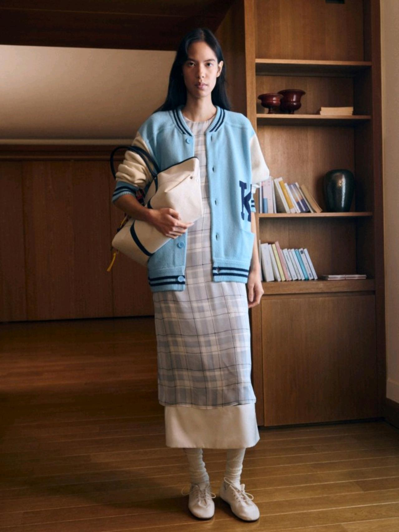 Kenzo2026秋冬男装系列色彩搭配考究。70年代柔和色调与90年代鲜明色彩