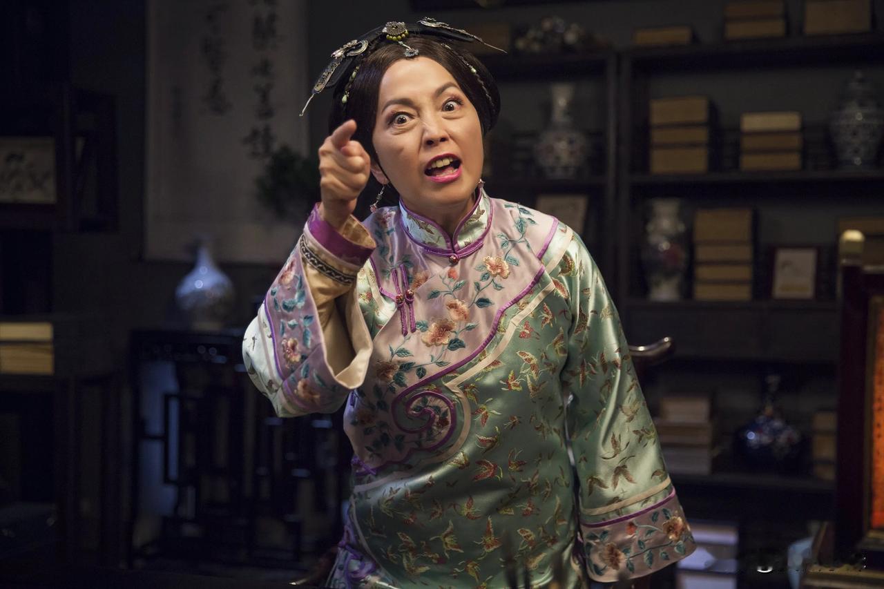 县令的妻子死了，他叫来一些女工缝制丧服，女工中有个妇人，容貌温婉秀丽，姿色绝伦，