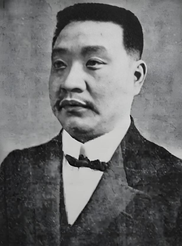 1879年，浙江巡抚谭钟麟午睡之后，路过通房丫头卧室时与之发生关系，而就是这一次
