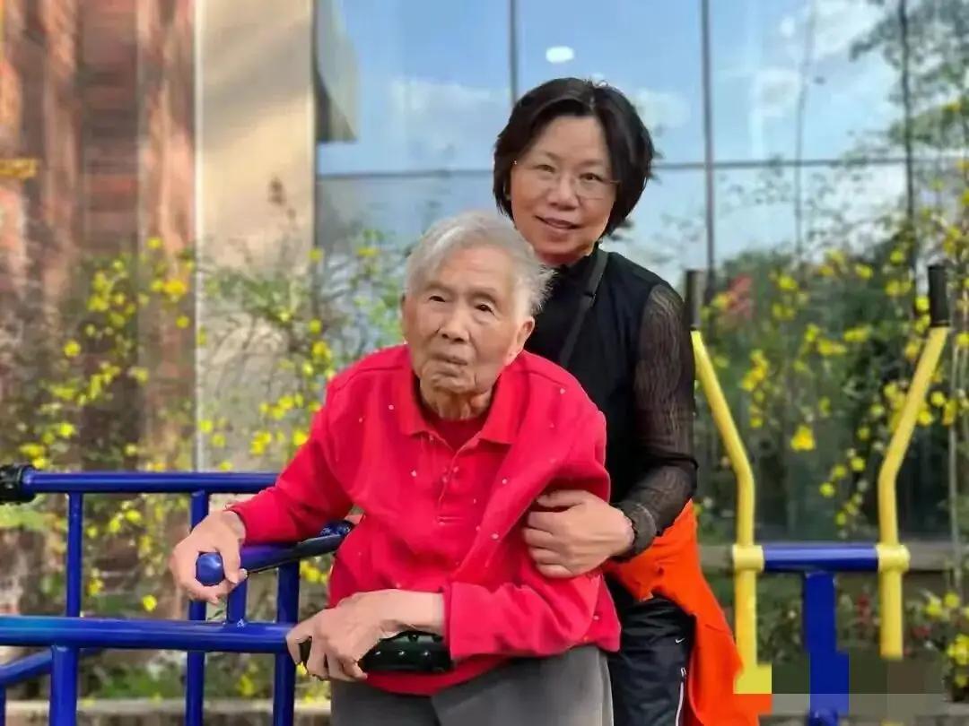 这些年来，我见证了太多的故事，有笑有泪，有温暖也有绝望。许多老人，满怀期待地走进