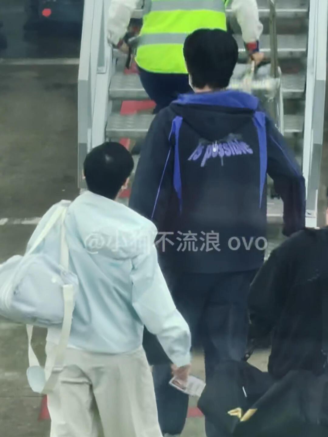 两位一起回京了，并肩作战得了冠军，光明正大走一起，还很亲密无间合照了！看到两小